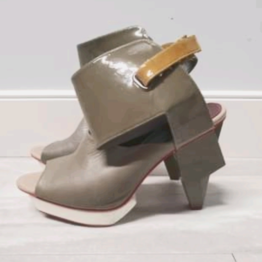 Heavy Machine Architectural Heels